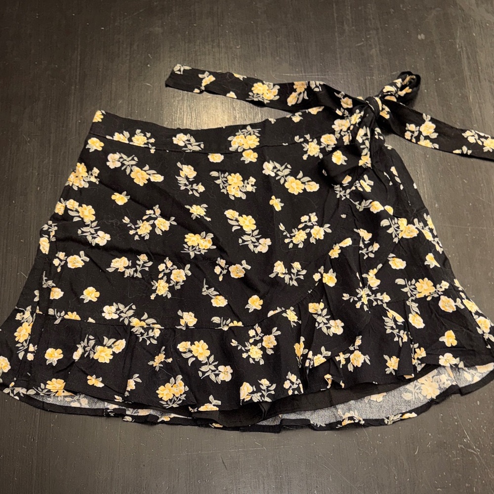 hollister faux wrap mini skirt/skort. size small. new with tags.